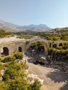 Pont de la Mes, Albanie